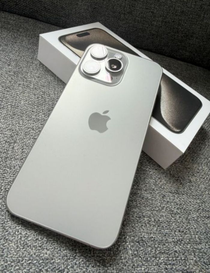 I P h o n e 15 pro max - photo numéro 4