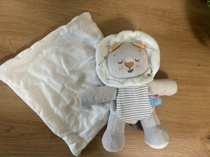 Doudou plat lion gris rayé blanc mouchoir sucre d orge
