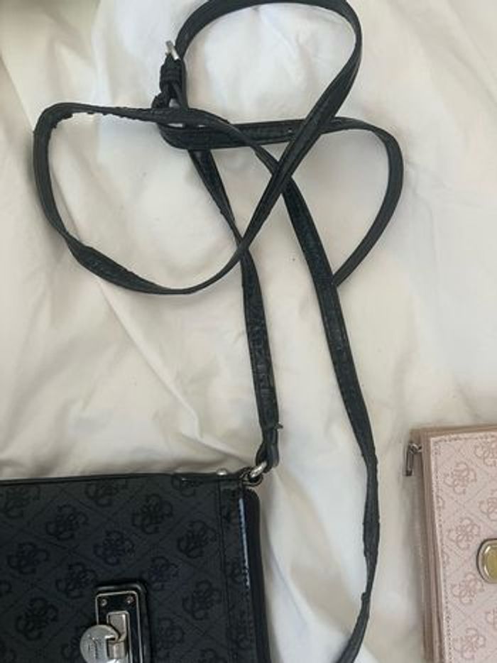 Sac bandoulière + porte feuille porte monnaie Guess noir et rose - photo numéro 3