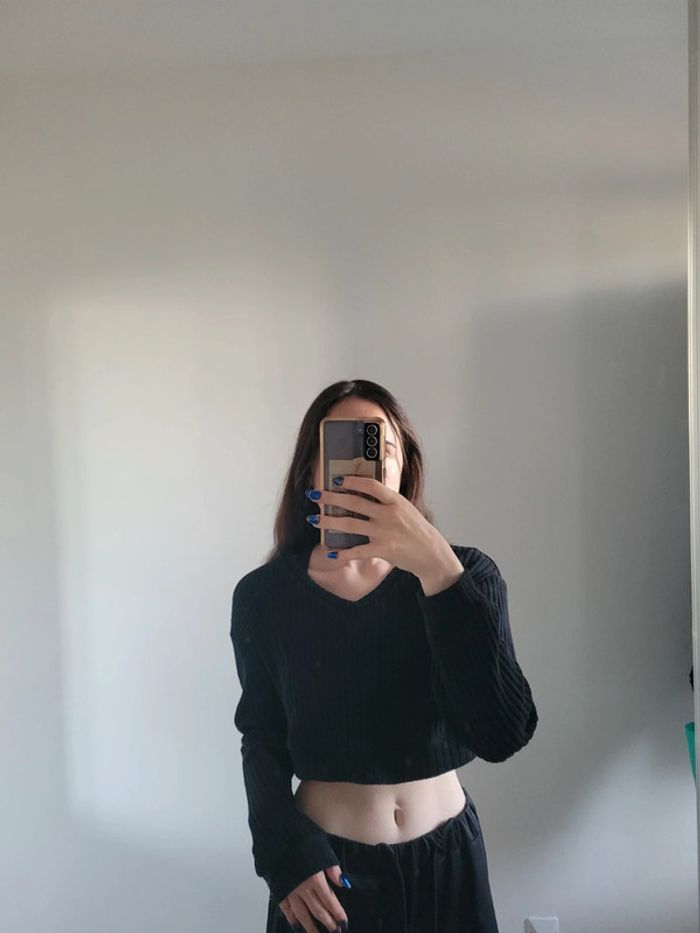 Pull court noir bershka