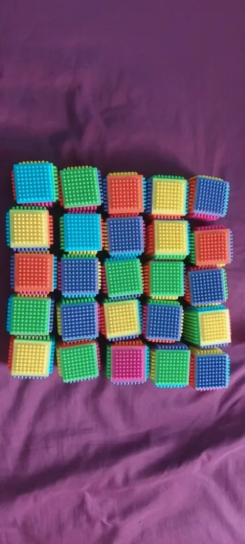 Lot de 25 cubes clippos