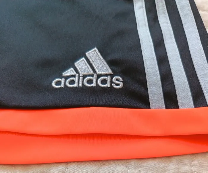 Short Adidas noir et orange taille S - photo numéro 9