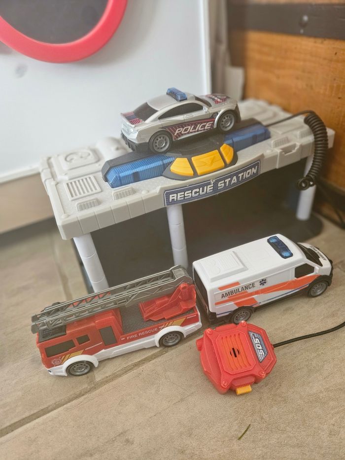 Caserne de pompiers avec gendarme et ambulance - photo numéro 2