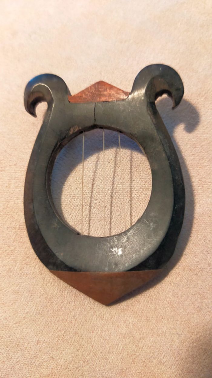 Broche instrument sculpté - bois brut & cordes - Collection Terres d’Ailleurs - photo numéro 2