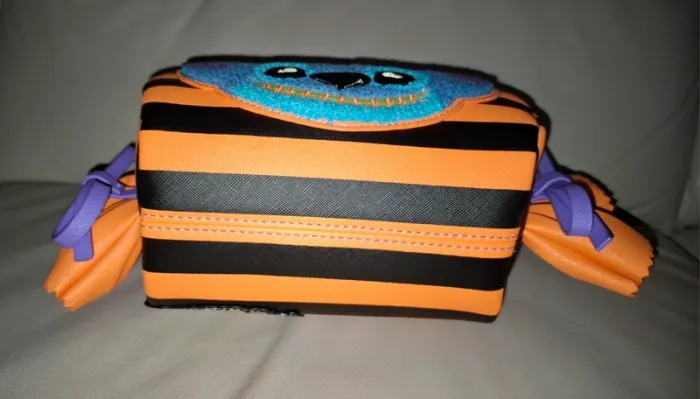 Sac à bandoulière stitch disney loungefly 
bonbon - photo numéro 10
