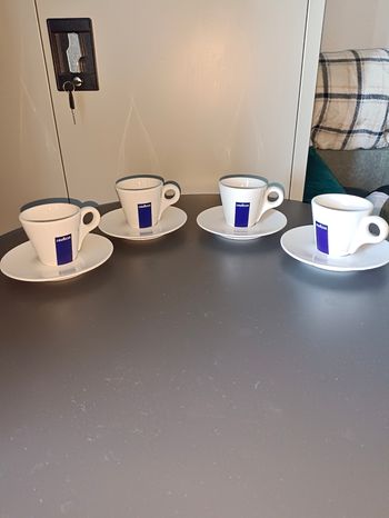 Service à expresso de bistro  Lavazza ( 4 tasses + 4 sous-tasses(