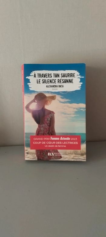 À travers ton sourire, le silence résonne.