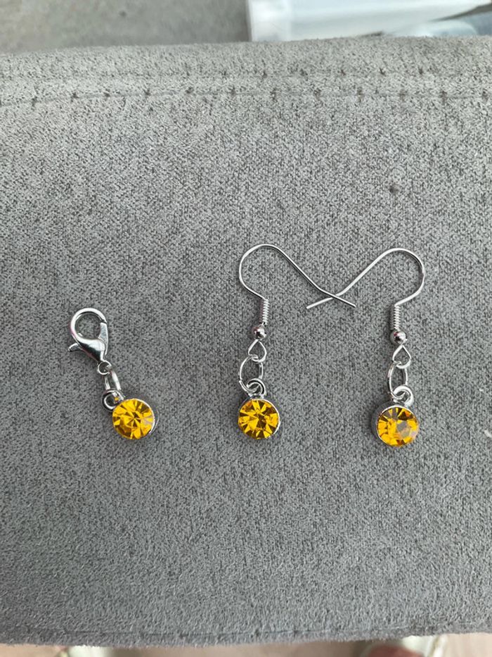 Boucles d’oreilles et breloque jaune doré neuve