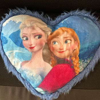 Coussin La Reine des Neiges avec sa sœur Anna