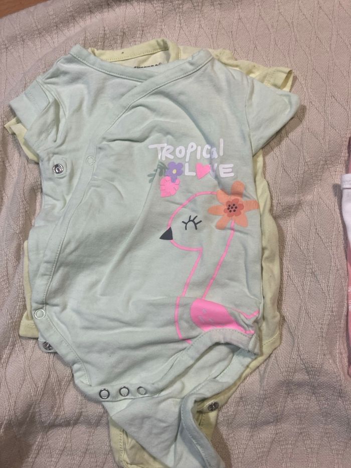 9 bodys  6 mois - photo numéro 6