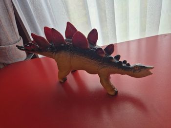 Dinosaure en plastique