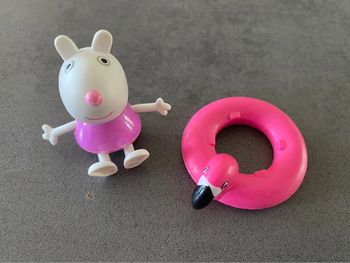 Suzy Sheep à la piscine Peppa Pig