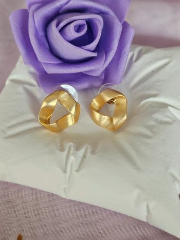 Minis créoles légèrement torsadées, acier inoxydable