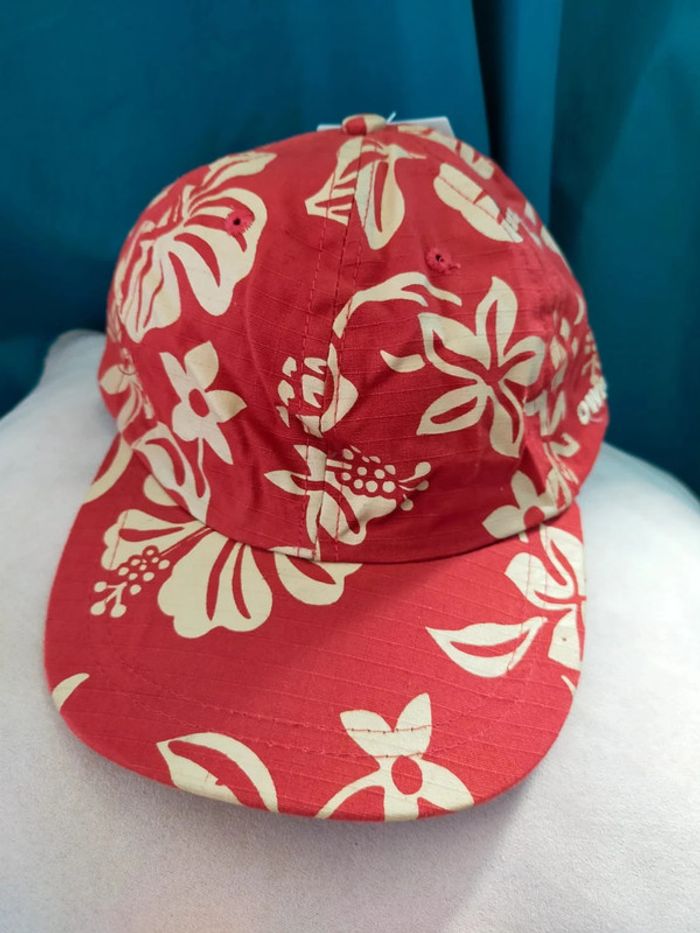 Casquette rouge à fleurs tropicales – taille 56 cm - photo numéro 2