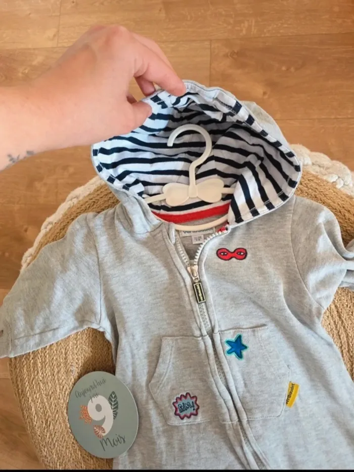 Combinaison bébé grise avec capuche et motifs brodés – 9 mois - photo numéro 6