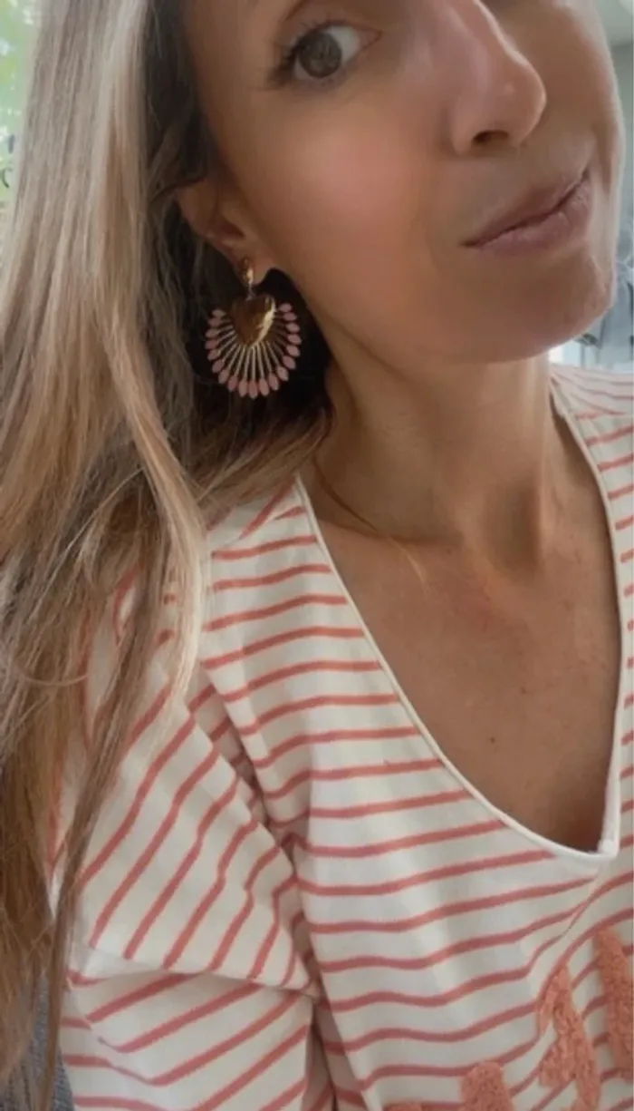 Boucles d'oreilles cœurs roses et acier doré - photo numéro 2