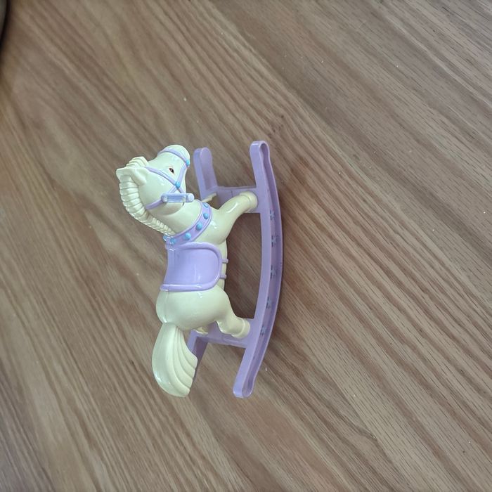 Petit cheval à bascule pour Barbie