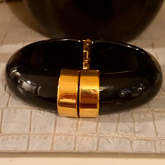 Jonc qui s’ouvre taille M habaha Paris résine noire et or