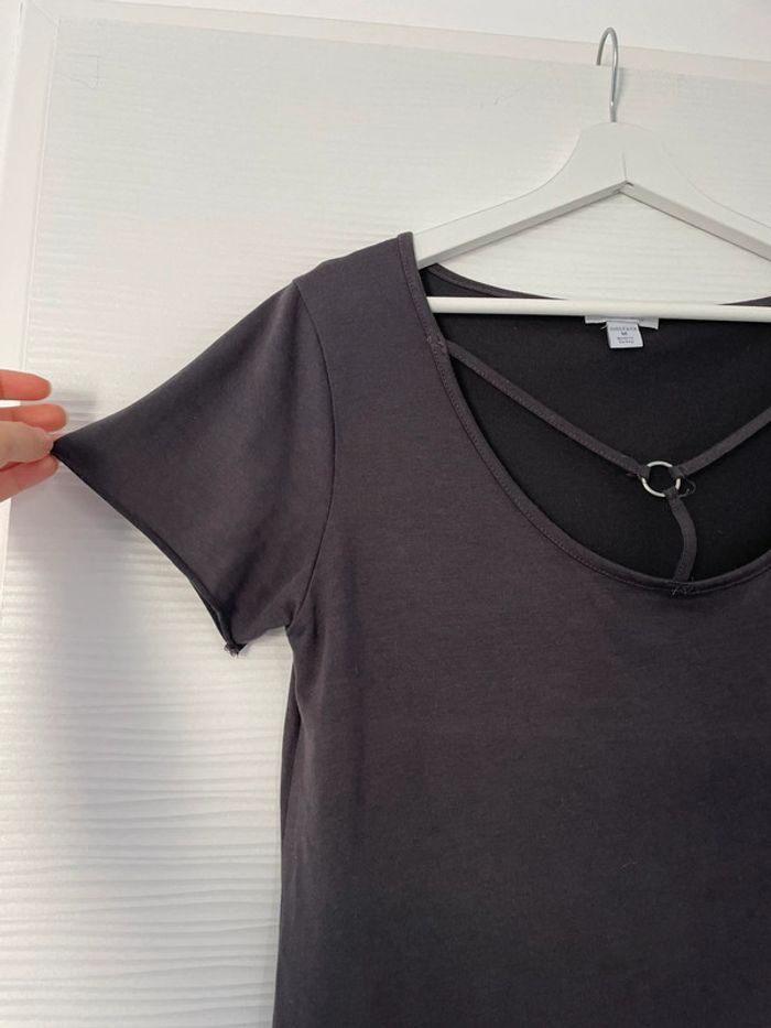 Haut t-shirt noir gris foncé fluide léger uni col rond à brides manches courtes décolleté - photo numéro 2