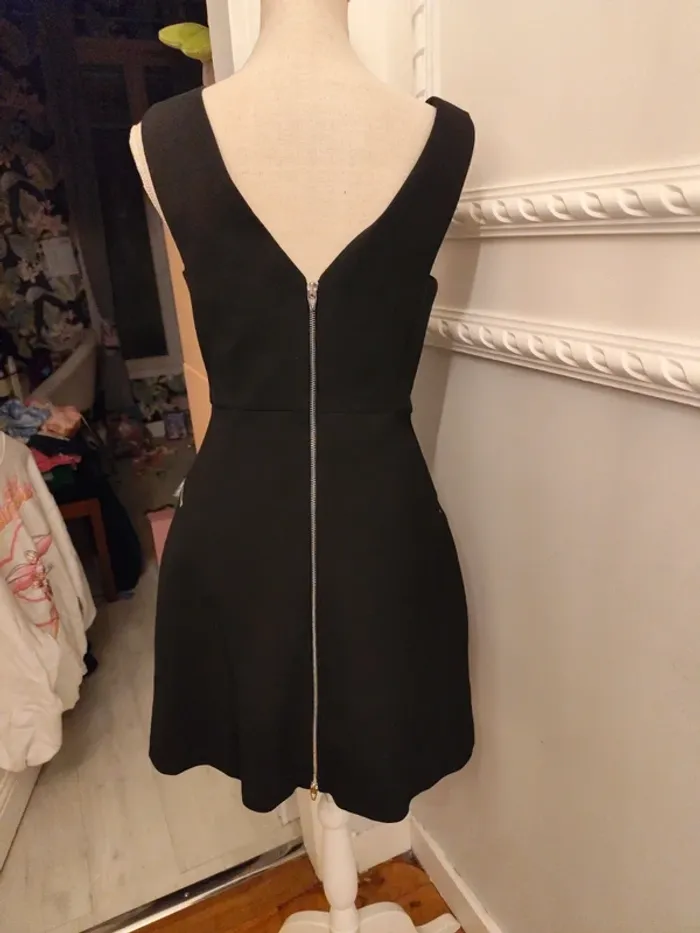 Robe noir courte Zara découpé poitrine noire zip - photo numéro 3