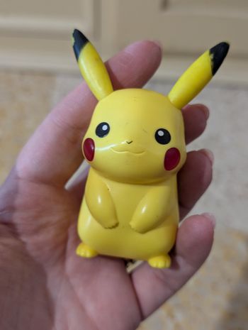 Figurine pikachu