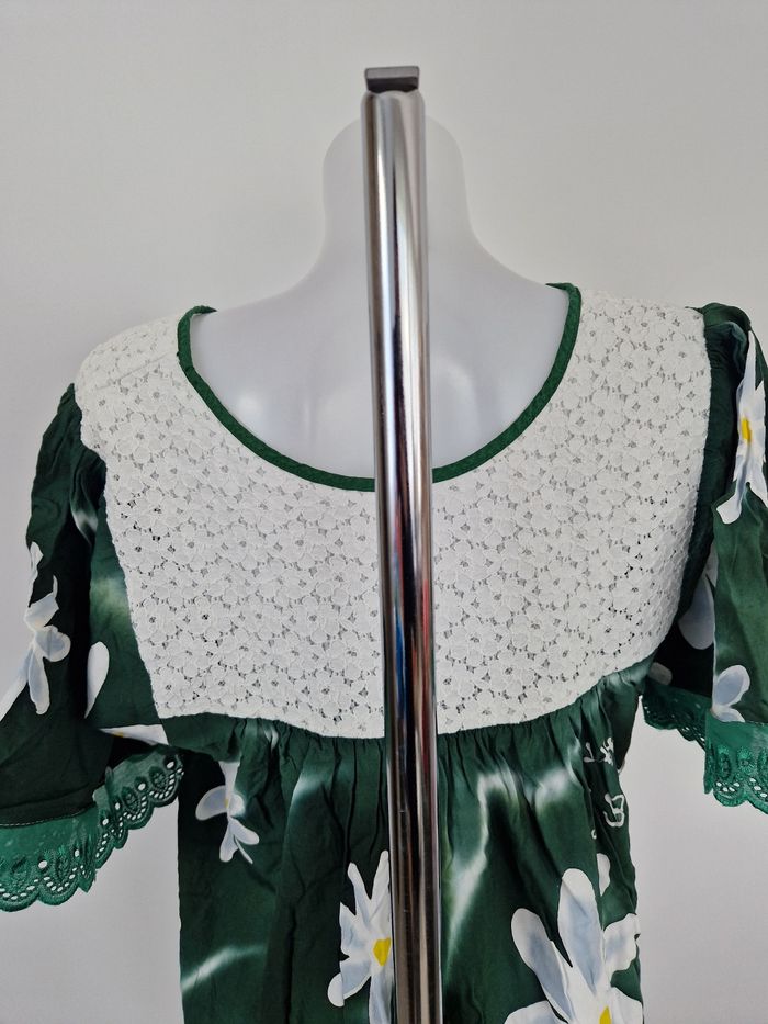 Robe polynésienne verte foncé à fleurs blanche avec détail dentelle - photo numéro 5