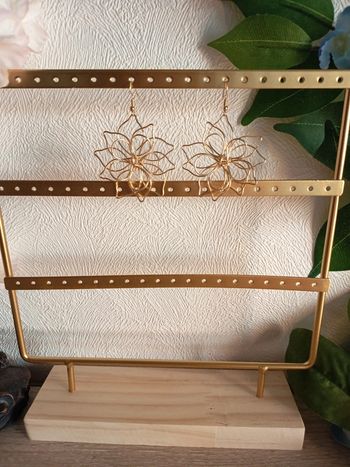Boucles d’oreilles pendantes – Fleurs en fil doré