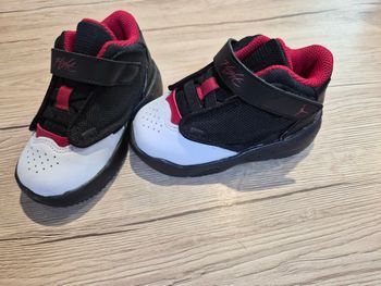 Baskets Jordan montantes noir blanche et rouge, pointure 22