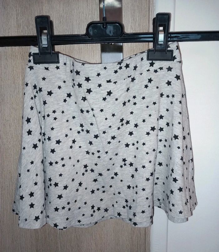 Jolie Jupette grise avec motifs étoiles noires 6ans - photo numéro 2