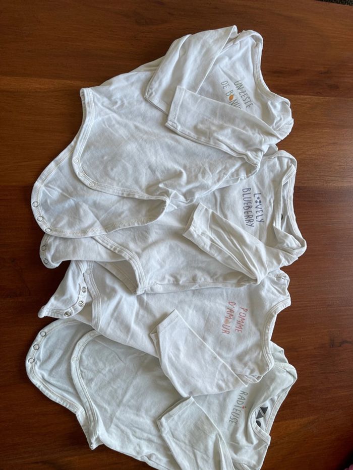 Lot de 5 bodies Tape à l’œil taille 9 mois bon état.