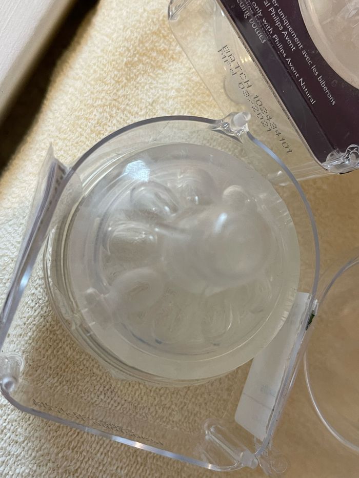 2 Tétines Avent Natural taille 1 neuves + 4 taille 1 en bon état + 2 taille 0 très peu servies - photo numéro 4