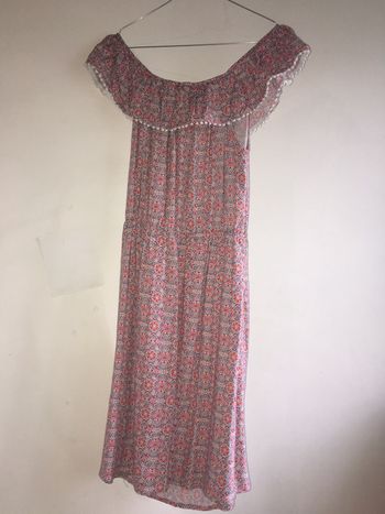 103 - Robe à volant, épaules dénudées ou non au choix avec jolies motifs et petits pompons blancs