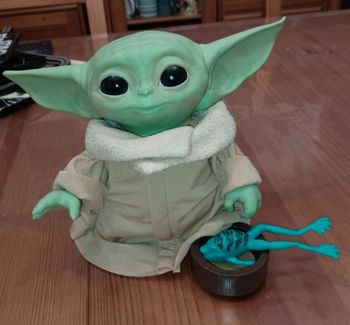 Star Wars The Mandalorian - Figurine Electronique The Child Bébé Yoda de 20 cm
