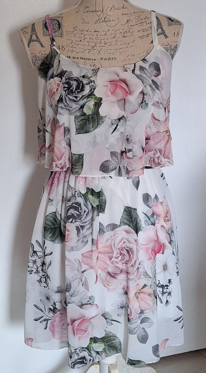 Superbe robe blanche à grosses fleurs en voile