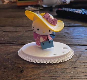 Figurine hello kitty mode