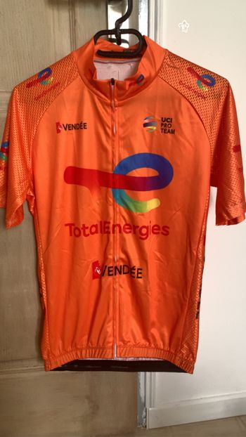 Tenue cyclisme TotalEnergies – Maillot + Cuissard – Neuf – Taille L –