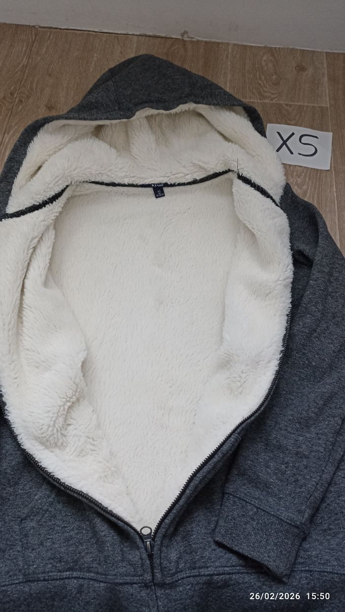Veste fourrée grise à capuche kiabi XS - photo numéro 3