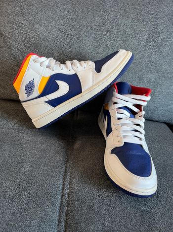 Jordan 1 mid bleu royal laser orange