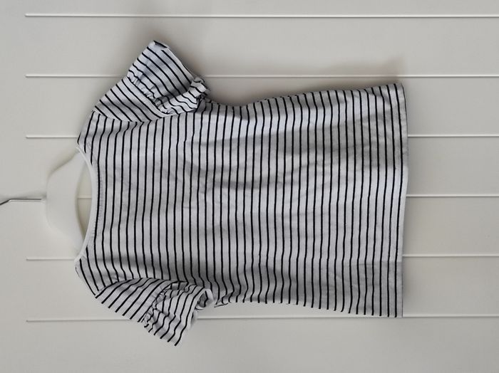 T-shirt fille 3 ans rayé blanc et marine – volants devant - photo numéro 3