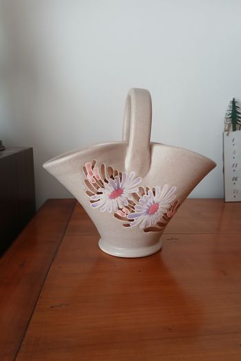 Vallauris/Poterie artisanale: Panier-corbeille motif floral en céramique