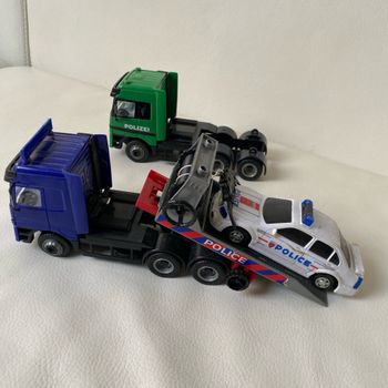 3 véhicules camions voiture à frictions police