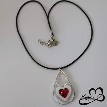 Pendentif en résine transparent avec un coeur rouge !! ❤️