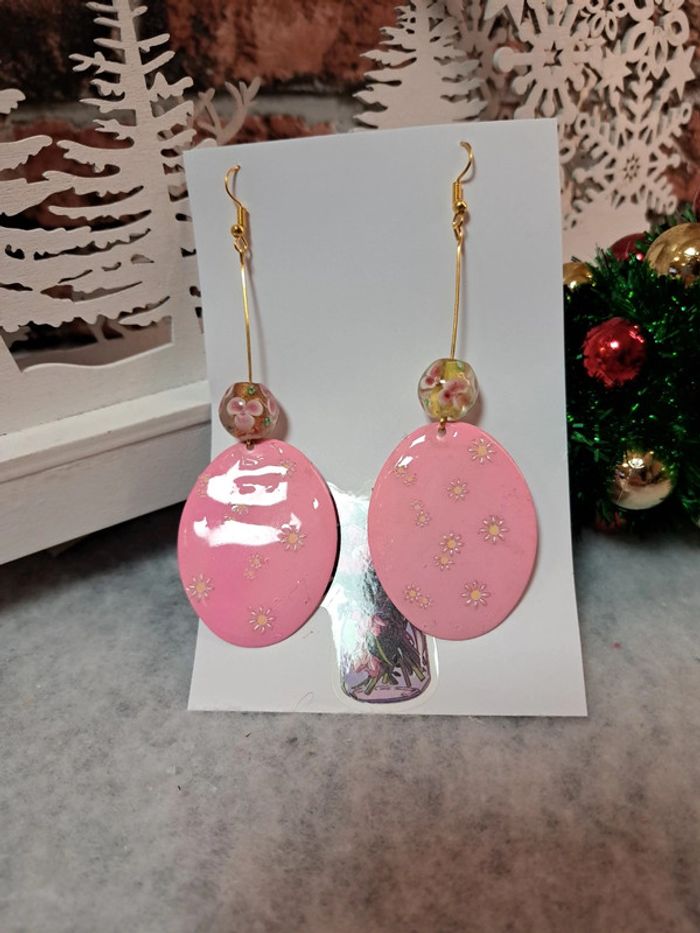 Boucles d'oreilles pendante en résine - photo numéro 4