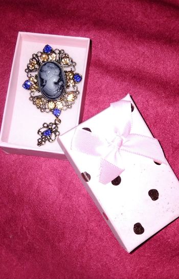 Broche camé bleu et doré- pierres  bleues et jaune