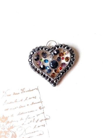 Magnifique pendentif cœur avec strass multicolore