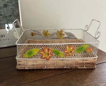 Corbeille en osier et métal-Motifs floraux