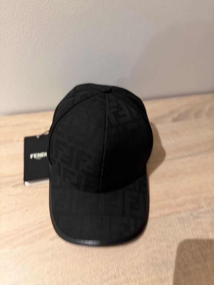 Casquette Fendi - photo numéro 1