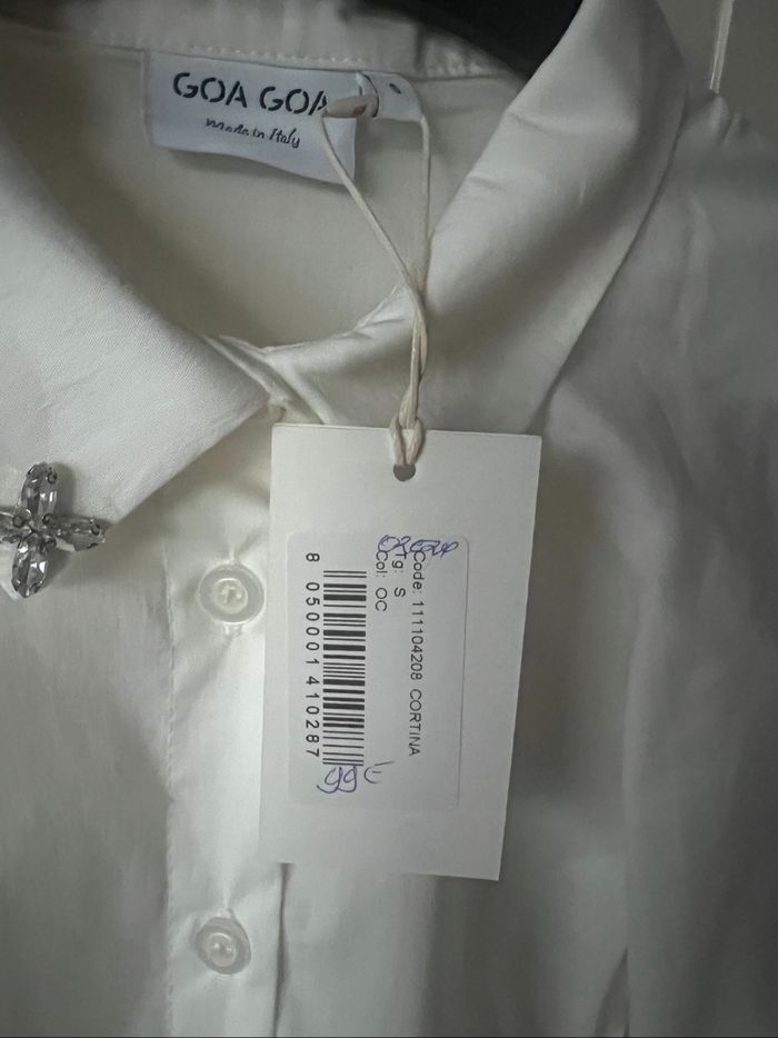 Chemise blanche avec jolis strass sur le col - photo numéro 4