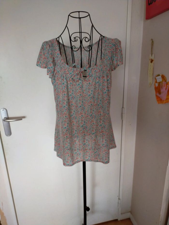 Joli haut fleuri très sympa pour la saison - photo numéro 2