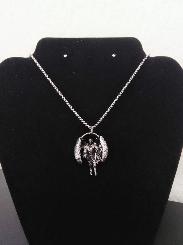 Chaîne + pendentif religieux - photo numéro 3